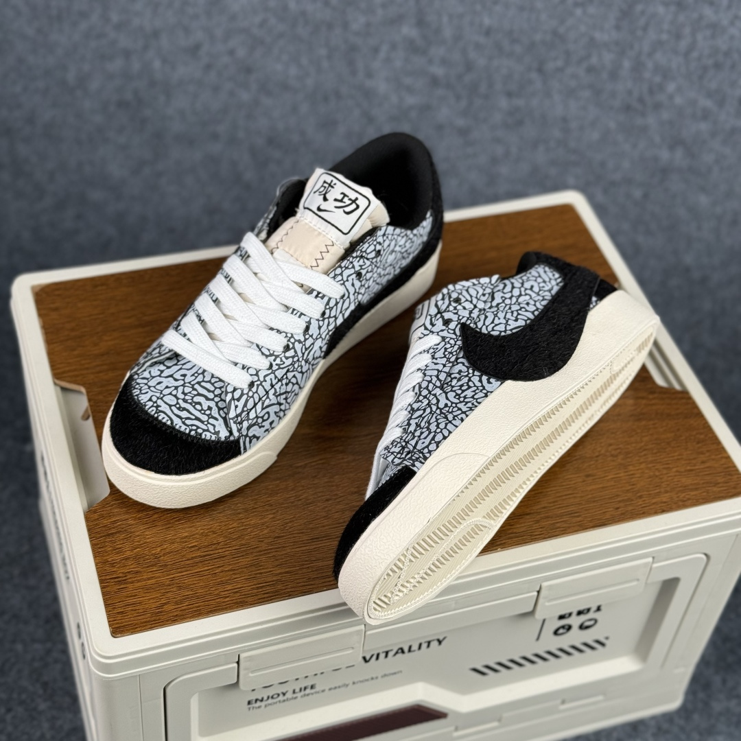 160 Nike Blazer Low '77 Jumbo 马年限定 定制开拓者 低帮休闲运动板鞋 QD1470-131-Chinese UA Cheap High Quatity Brand Clothes Bags handbags Sneakers wholesale wholesaler seller from China Factory suppliers Fashion Clothing Shoes best Quality Beautiful Price 160 Nike Blazer Low '77 Jumbo 马年限定 定制开拓者 低帮休闲运动板鞋 QD1470-131