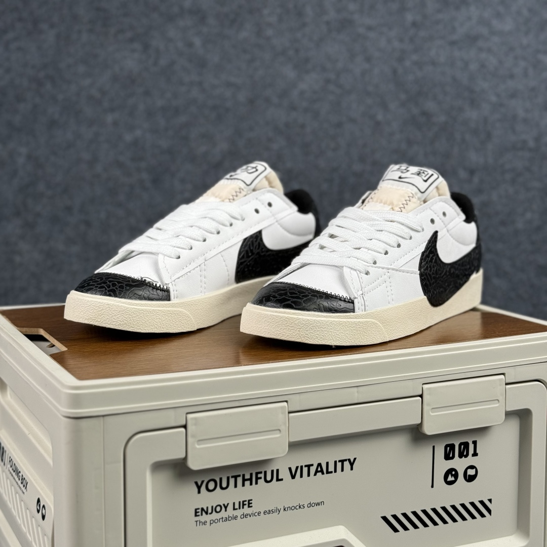 160 Nike Blazer Low '77 Jumbo 马年限定 定制开拓者 低帮休闲运动板鞋 QD1470-140-Chinese UA Cheap High Quatity Brand Clothes Bags handbags Sneakers wholesale wholesaler seller from China Factory suppliers Fashion Clothing Shoes best Quality Beautiful Price 160 Nike Blazer Low '77 Jumbo 马年限定 定制开拓者 低帮休闲运动板鞋 QD1470-140