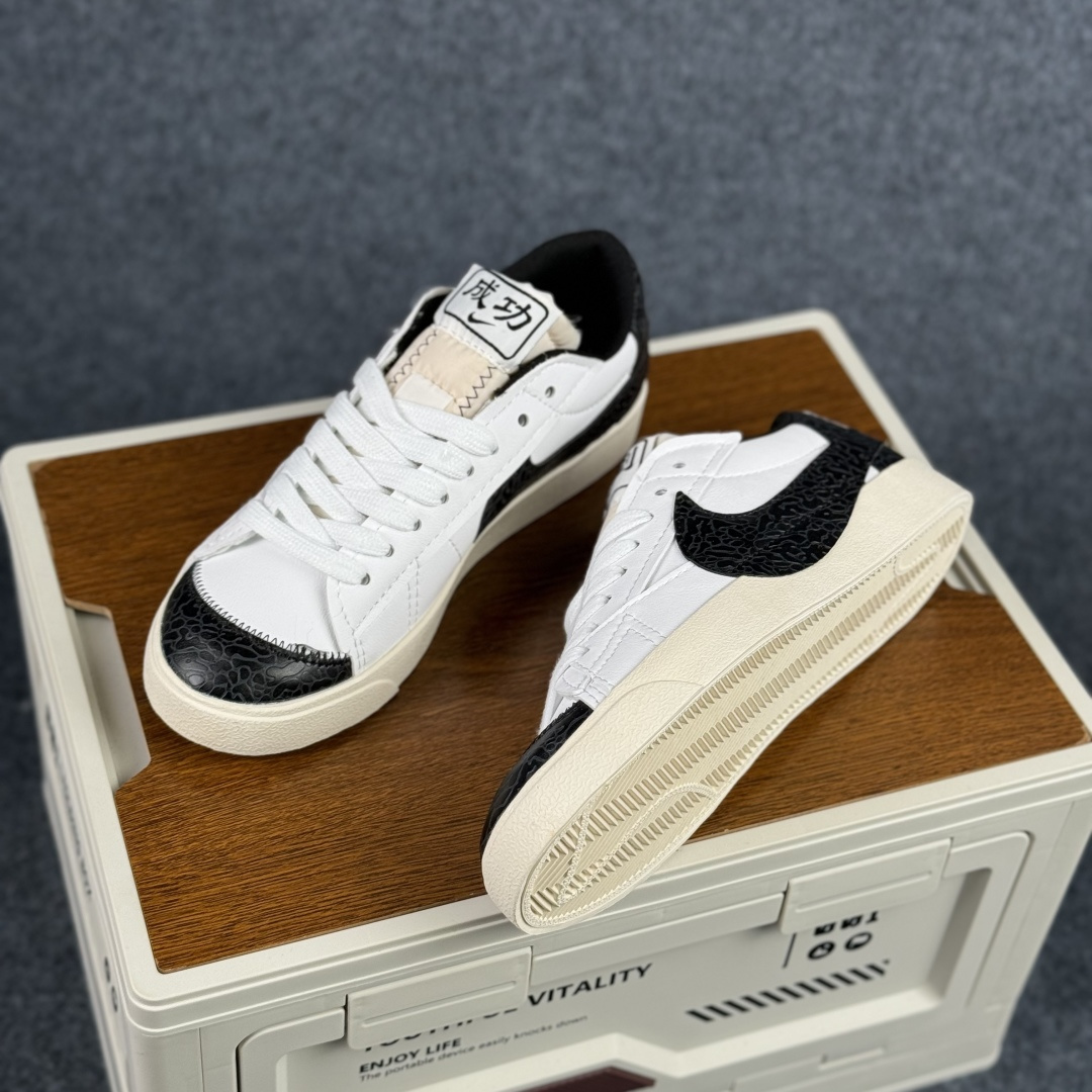 160 Nike Blazer Low '77 Jumbo 马年限定 定制开拓者 低帮休闲运动板鞋 QD1470-140-Chinese UA Cheap High Quatity Brand Clothes Bags handbags Sneakers wholesale wholesaler seller from China Factory suppliers Fashion Clothing Shoes best Quality Beautiful Price 160 Nike Blazer Low '77 Jumbo 马年限定 定制开拓者 低帮休闲运动板鞋 QD1470-140