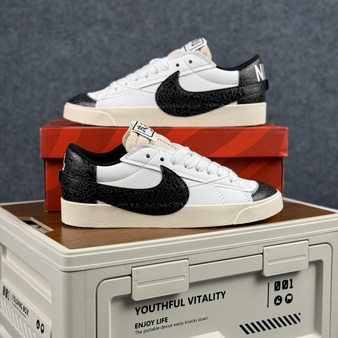 160 Nike Blazer Low '77 Jumbo 马年限定 定制开拓者 低帮休闲运动板鞋 QD1470-140-Chinese UA Cheap High Quatity Brand Clothes Bags handbags Sneakers wholesale wholesaler seller from China Factory suppliers Fashion Clothing Shoes best Quality Beautiful Price 160 Nike Blazer Low '77 Jumbo 马年限定 定制开拓者 低帮休闲运动板鞋 QD1470-140