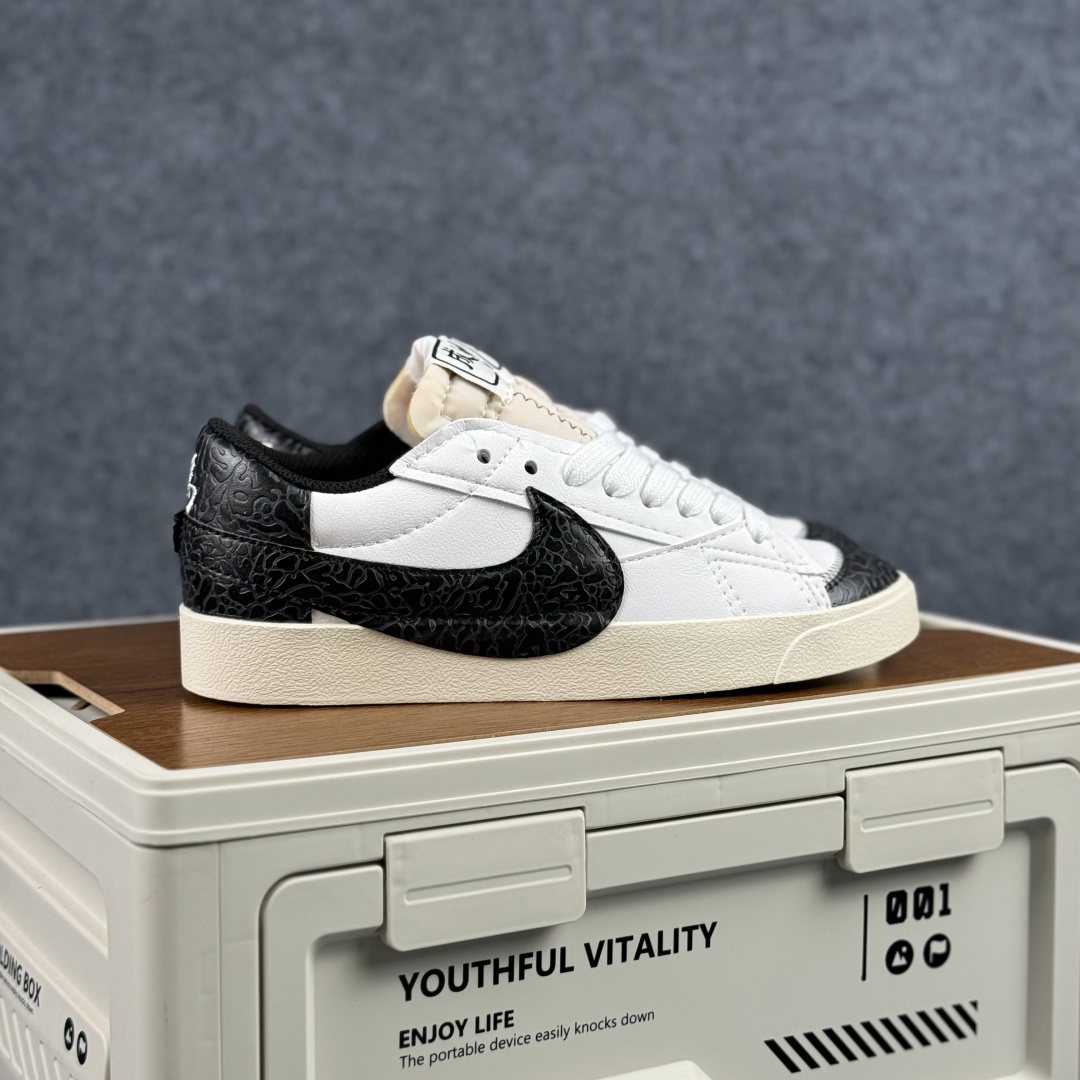 160 Nike Blazer Low '77 Jumbo 马年限定 定制开拓者 低帮休闲运动板鞋 QD1470-140-Chinese UA Cheap High Quatity Brand Clothes Bags handbags Sneakers wholesale wholesaler seller from China Factory suppliers Fashion Clothing Shoes best Quality Beautiful Price 160 Nike Blazer Low '77 Jumbo 马年限定 定制开拓者 低帮休闲运动板鞋 QD1470-140