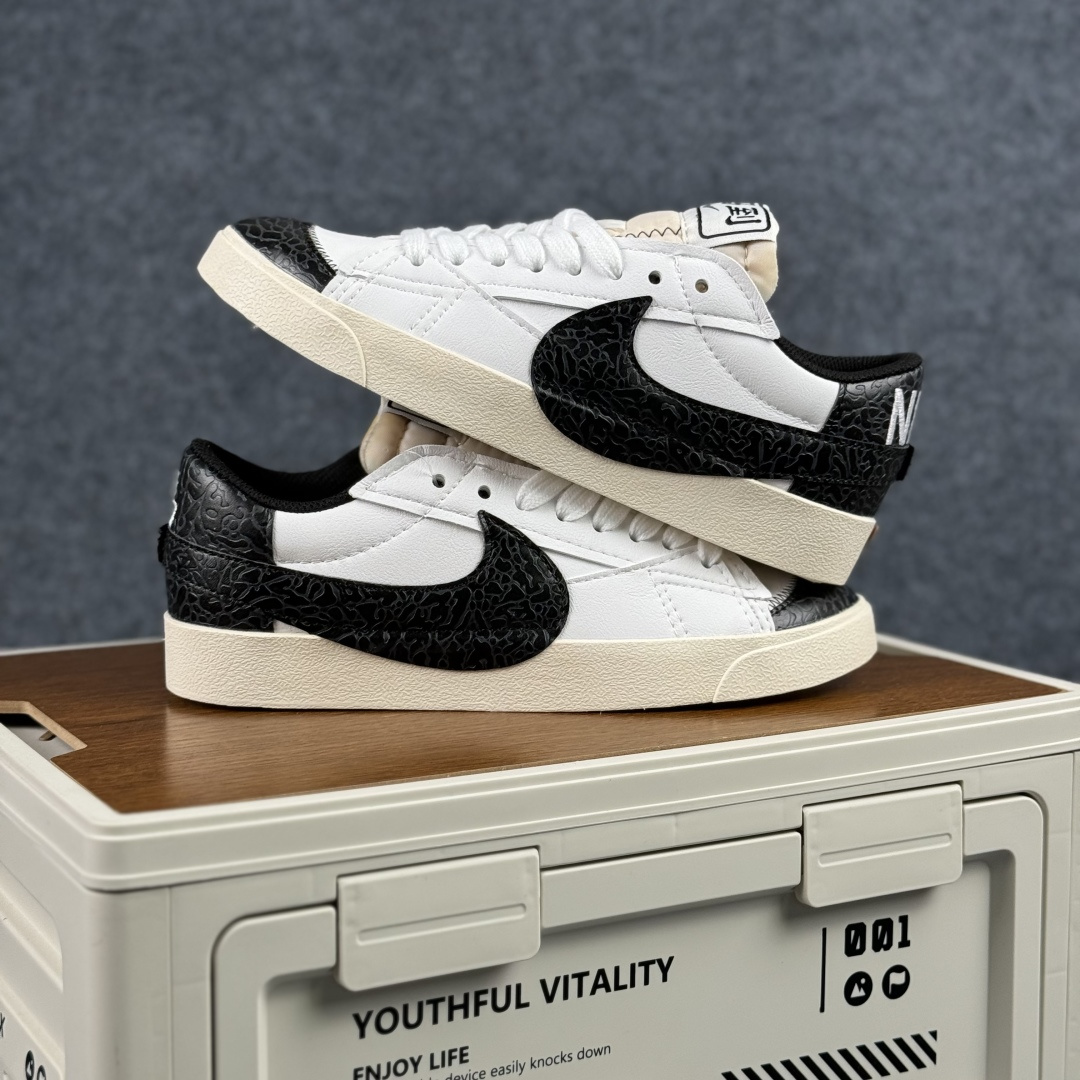160 Nike Blazer Low '77 Jumbo 马年限定 定制开拓者 低帮休闲运动板鞋 QD1470-140-Chinese UA Cheap High Quatity Brand Clothes Bags handbags Sneakers wholesale wholesaler seller from China Factory suppliers Fashion Clothing Shoes best Quality Beautiful Price 160 Nike Blazer Low '77 Jumbo 马年限定 定制开拓者 低帮休闲运动板鞋 QD1470-140