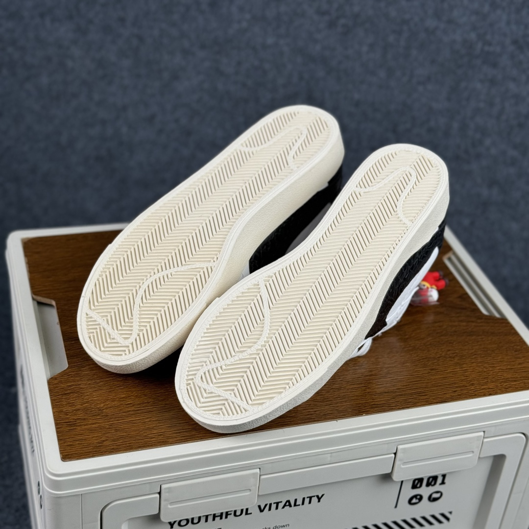 160 Nike Blazer Low '77 Jumbo 马年限定 定制开拓者 低帮休闲运动板鞋 QD1470-140-Chinese UA Cheap High Quatity Brand Clothes Bags handbags Sneakers wholesale wholesaler seller from China Factory suppliers Fashion Clothing Shoes best Quality Beautiful Price 160 Nike Blazer Low '77 Jumbo 马年限定 定制开拓者 低帮休闲运动板鞋 QD1470-140