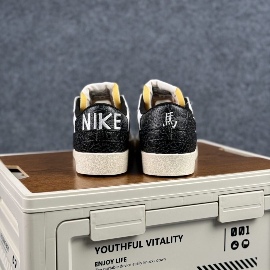 160 Nike Blazer Low '77 Jumbo 马年限定 定制开拓者 低帮休闲运动板鞋 QD1470-140-Chinese UA Cheap High Quatity Brand Clothes Bags handbags Sneakers wholesale wholesaler seller from China Factory suppliers Fashion Clothing Shoes best Quality Beautiful Price 160 Nike Blazer Low '77 Jumbo 马年限定 定制开拓者 低帮休闲运动板鞋 QD1470-140