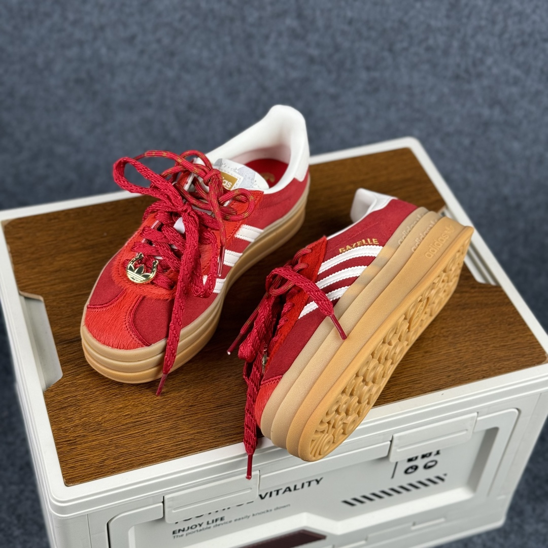 200 Adidas originals GAZELLE CNY新年款 马年限定 经典运动 德训鞋 女款 KJ4293-Chinese UA Cheap High Quatity Brand Clothes Bags handbags Sneakers wholesale wholesaler seller from China Factory suppliers Fashion Clothing Shoes best Quality Beautiful Price 200 Adidas originals GAZELLE CNY新年款 马年限定 经典运动 德训鞋 女款 KJ4293