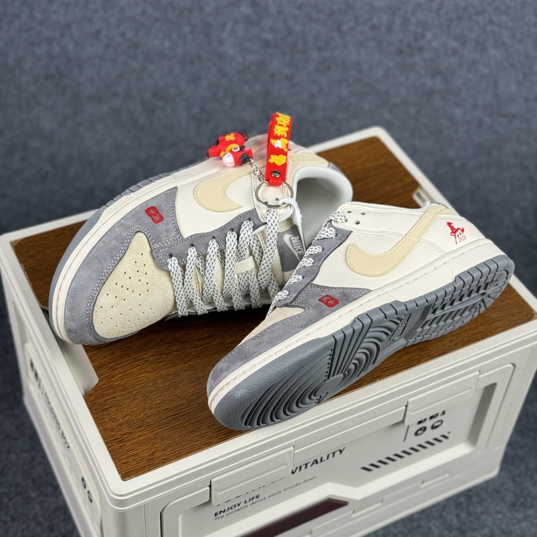 NIKE DUNK SB LOW 全新配色 马年限定 定制Dunk SB顾名思义 ZH2598-809 NIKE DUNK SB LOW 全新配色 马年限定 定制Dunk SB顾名思义 ZH2598-809