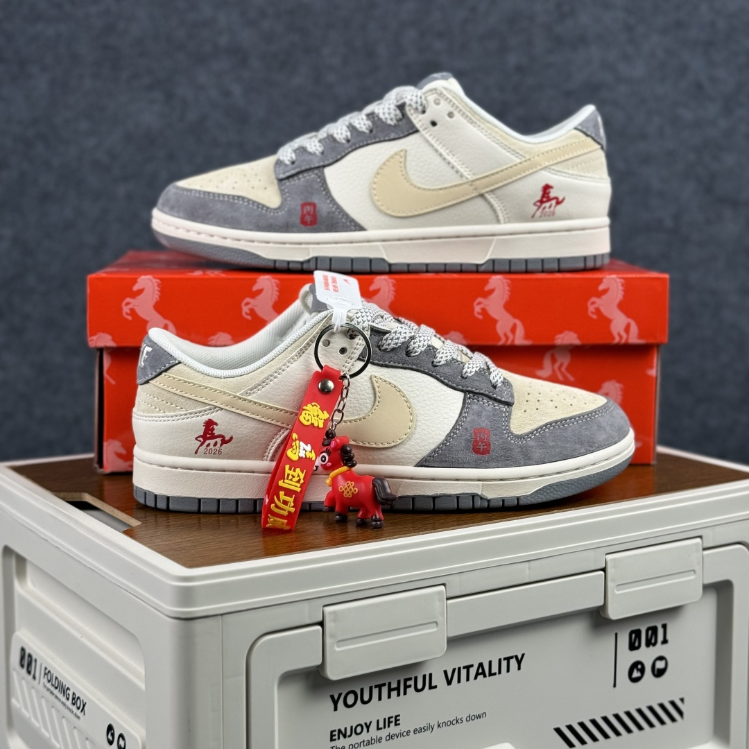 NIKE DUNK SB LOW 全新配色 马年限定 定制Dunk SB顾名思义 ZH2598-809 NIKE DUNK SB LOW 全新配色 马年限定 定制Dunk SB顾名思义 ZH2598-809