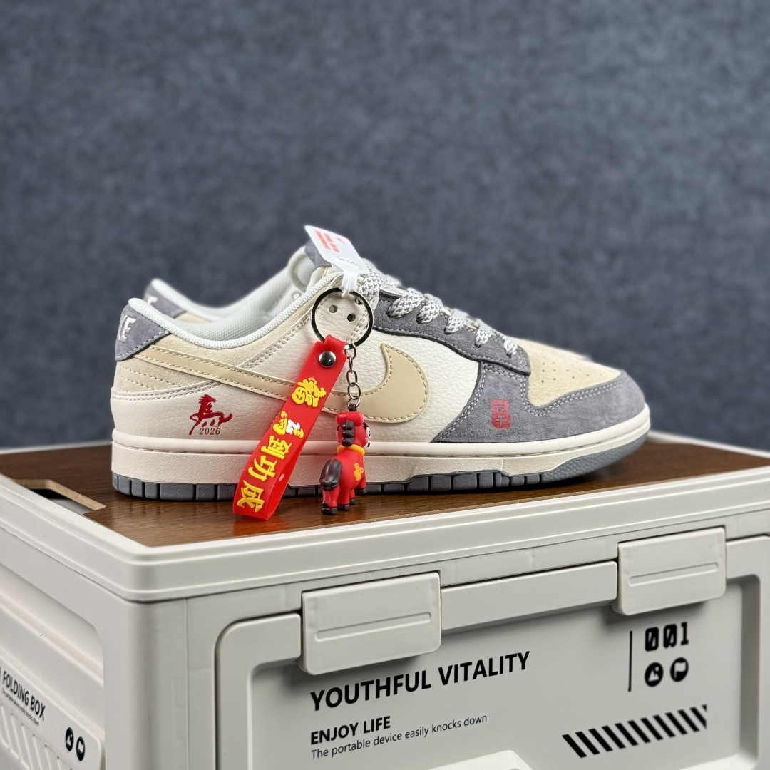 NIKE DUNK SB LOW 全新配色 马年限定 定制Dunk SB顾名思义 ZH2598-809 NIKE DUNK SB LOW 全新配色 马年限定 定制Dunk SB顾名思义 ZH2598-809