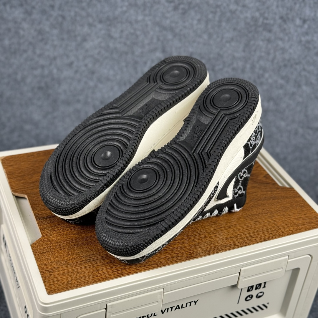 Nike Air Force 1'07 Low 黑白经典配色 空军一号低帮休闲板鞋 MM3399-810 Nike Air Force 1'07 Low 黑白经典配色 空军一号低帮休闲板鞋 MM3399-810