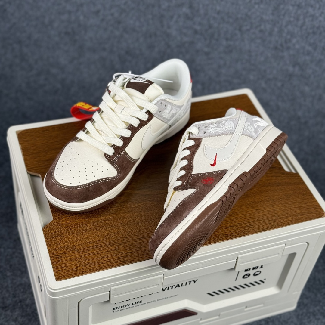 当东方古韵邂逅街头潮流，这双Nike SB Dunk Low 米白棕撞色拼接 低帮休闲板鞋 ZH2598-810