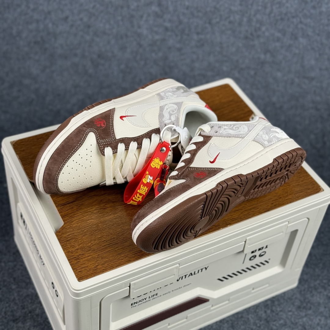当东方古韵邂逅街头潮流，这双Nike SB Dunk Low 米白棕撞色拼接 低帮休闲板鞋 ZH2598-810