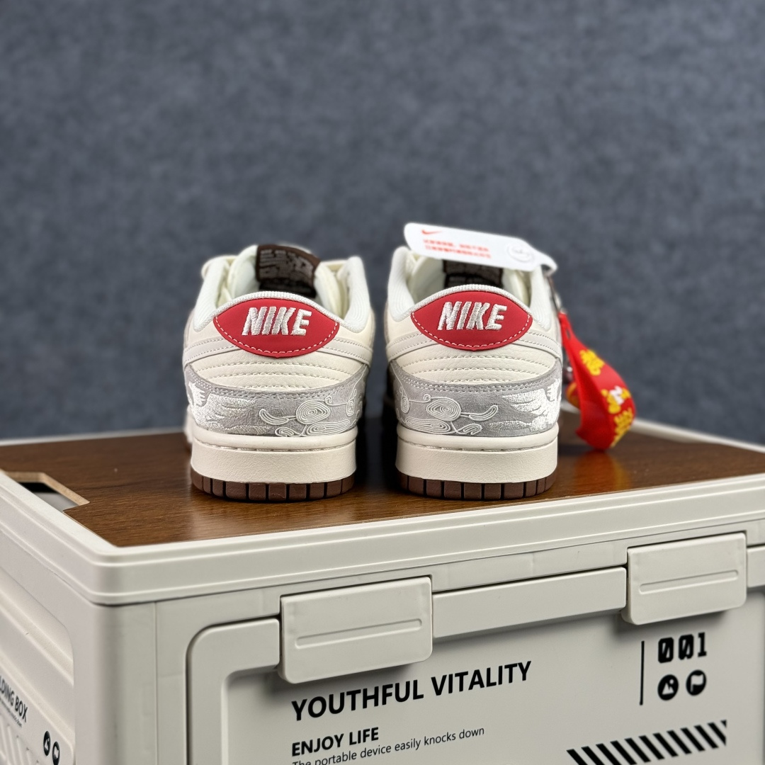当东方古韵邂逅街头潮流，这双Nike SB Dunk Low 米白棕撞色拼接 低帮休闲板鞋 ZH2598-810