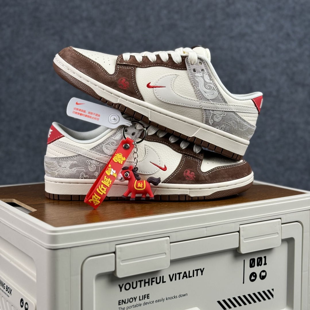 当东方古韵邂逅街头潮流，这双Nike SB Dunk Low 米白棕撞色拼接 低帮休闲板鞋 ZH2598-810