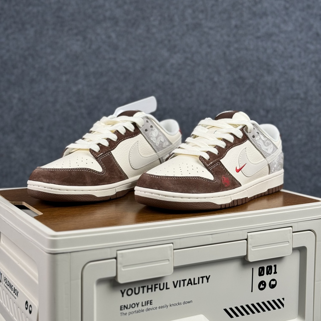 当东方古韵邂逅街头潮流，这双Nike SB Dunk Low 米白棕撞色拼接 低帮休闲板鞋 ZH2598-810