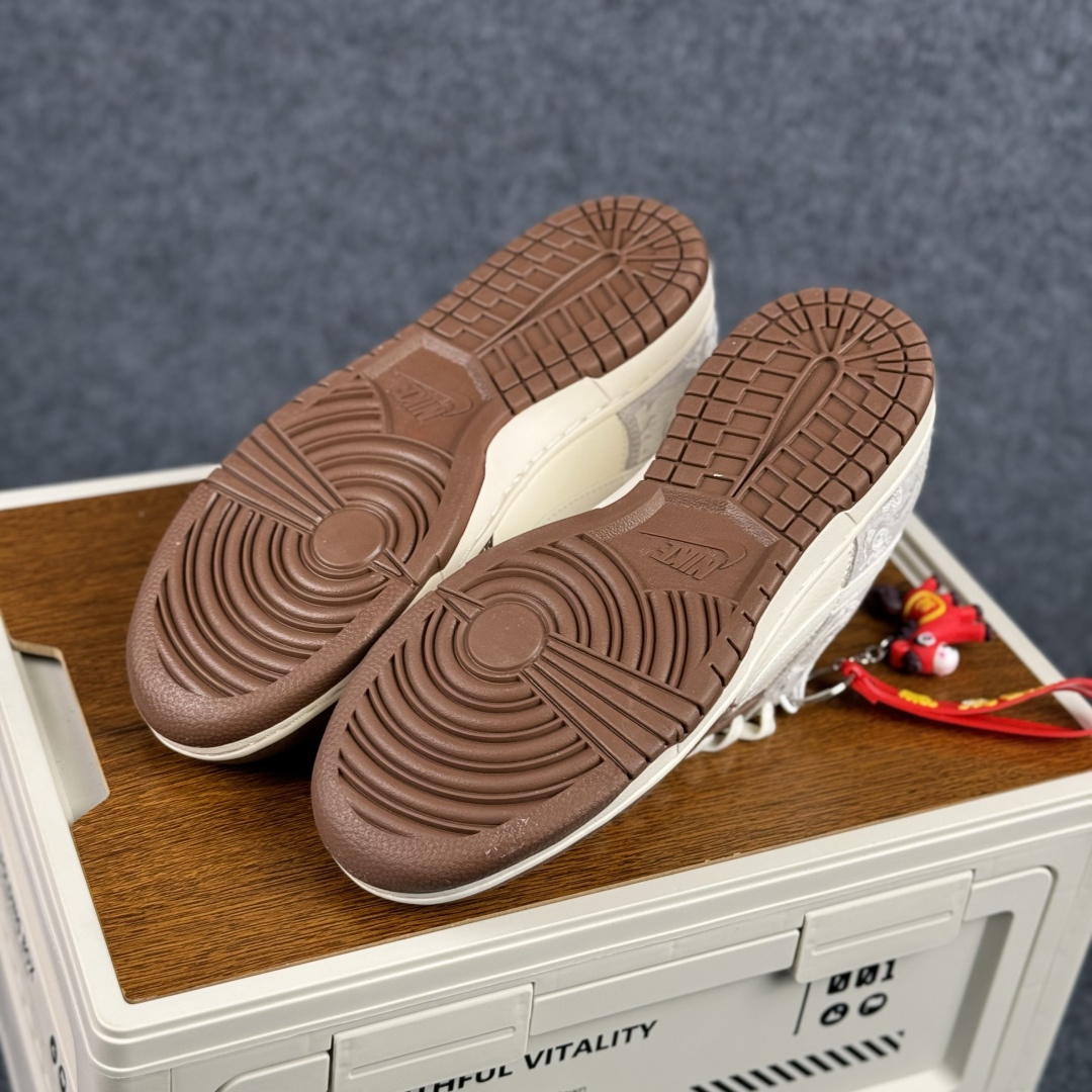 当东方古韵邂逅街头潮流，这双Nike SB Dunk Low 米白棕撞色拼接 低帮休闲板鞋 ZH2598-810
