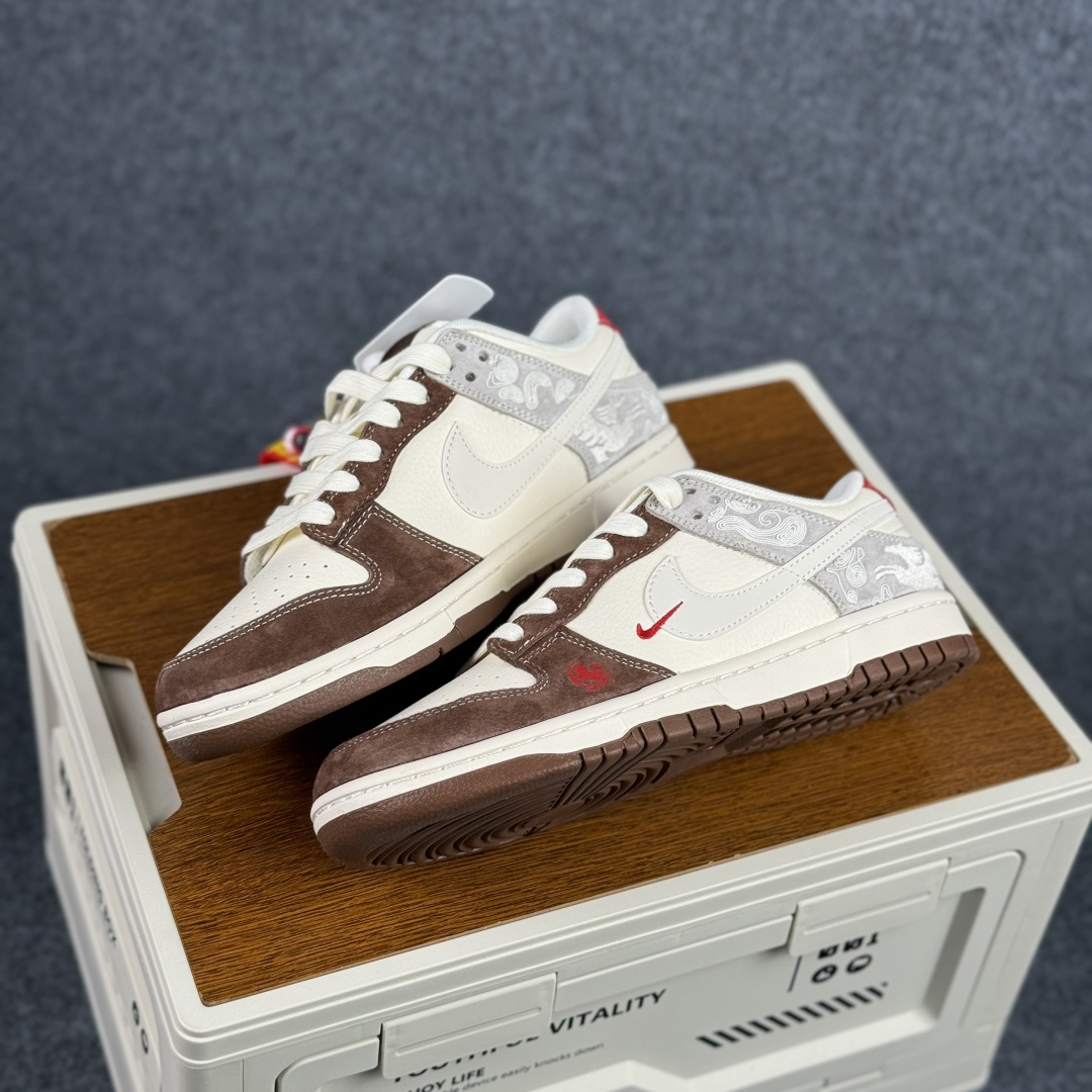 当东方古韵邂逅街头潮流，这双Nike SB Dunk Low 米白棕撞色拼接 低帮休闲板鞋 ZH2598-810