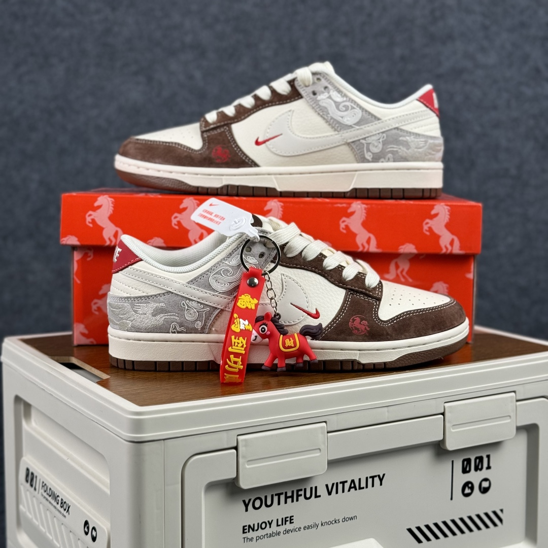 当东方古韵邂逅街头潮流，这双Nike SB Dunk Low 米白棕撞色拼接 低帮休闲板鞋 ZH2598-810