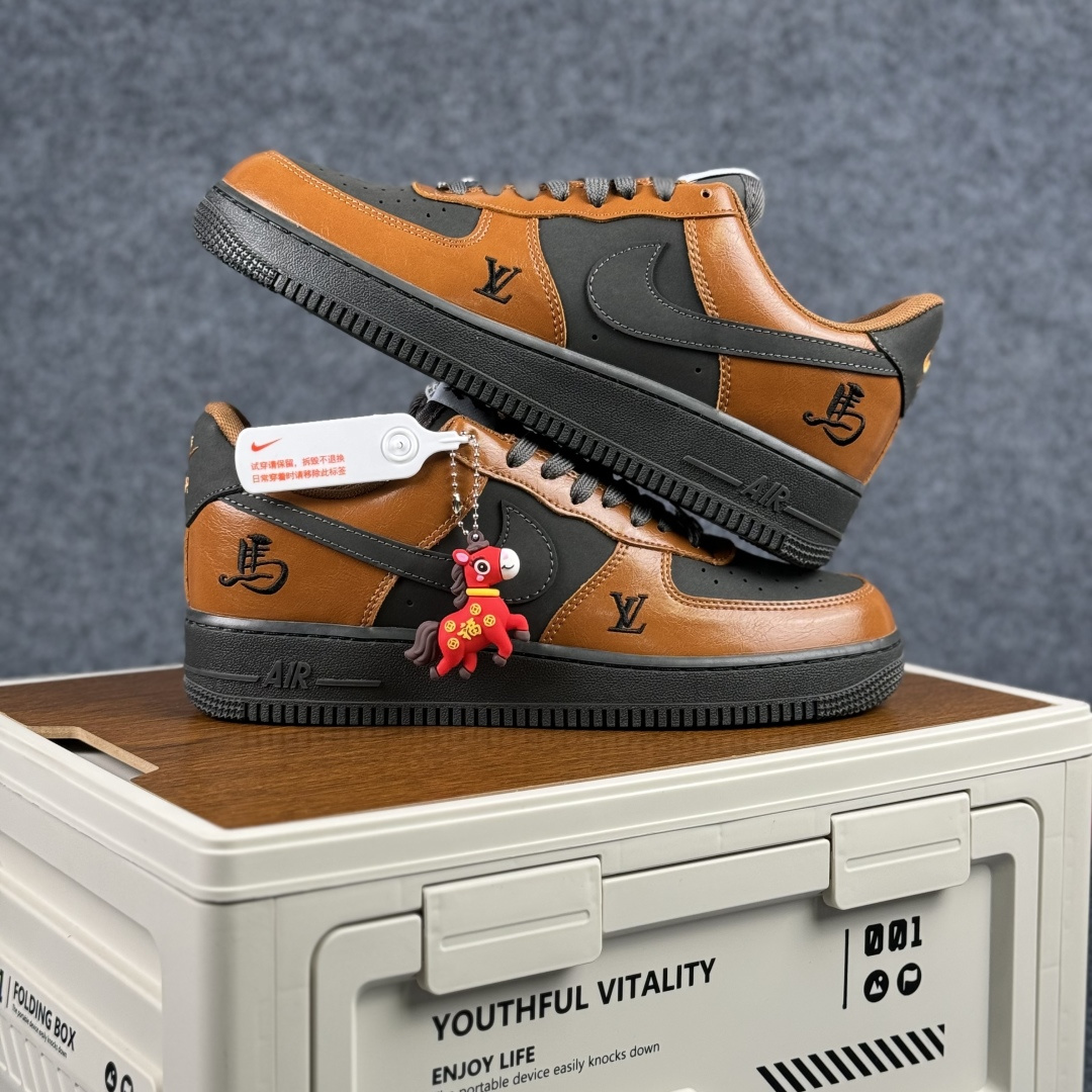 260 Nike Air Force 1'07 Low 马年限定 焦糖炭黑 空军一号低帮休闲板鞋 XY9025-009-Chinese UA Cheap High Quatity Brand Clothes Bags handbags Sneakers wholesale wholesaler seller from China Factory suppliers Fashion Clothing Shoes best Quality Beautiful Price 260 Nike Air Force 1'07 Low 马年限定 焦糖炭黑 空军一号低帮休闲板鞋 XY9025-009