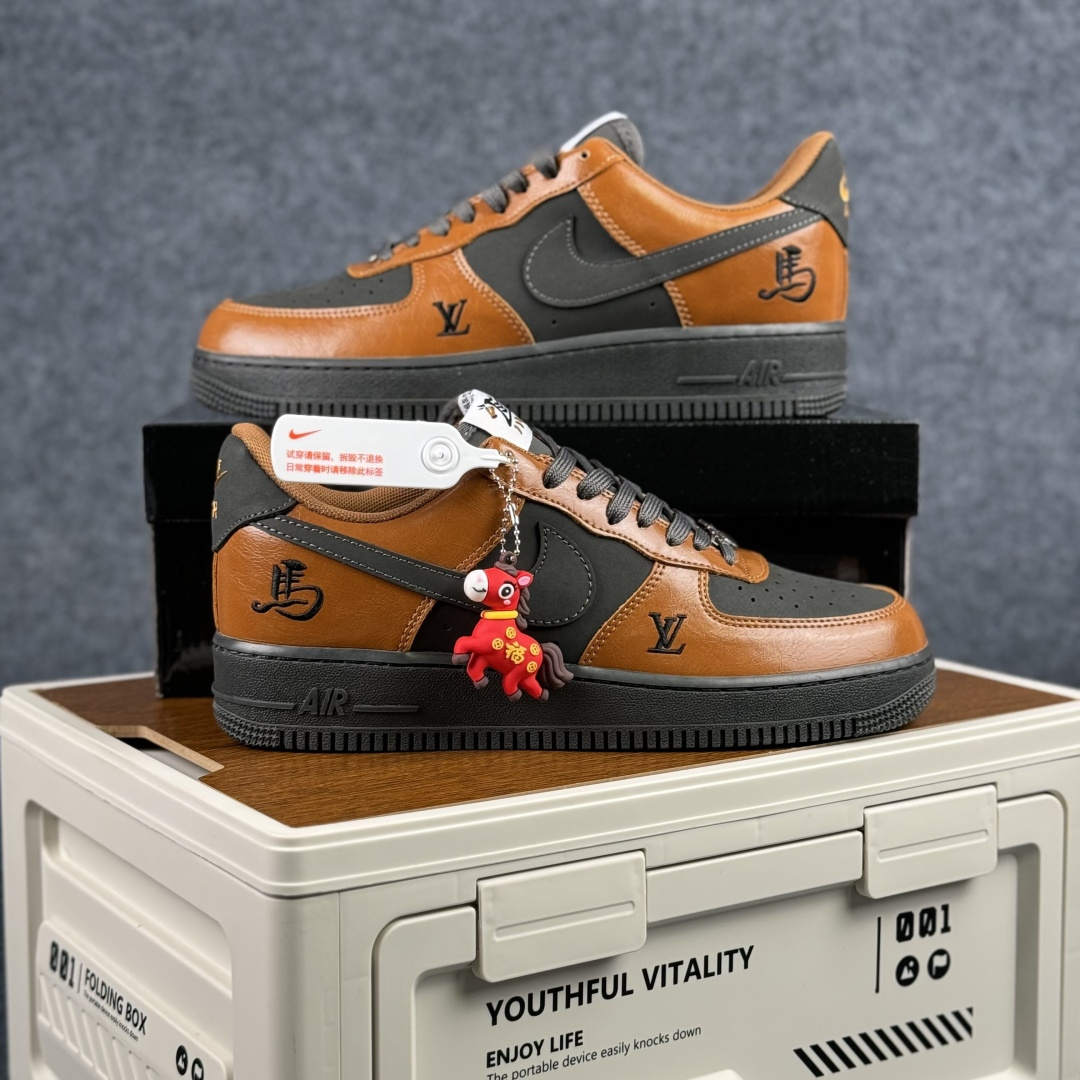 260 Nike Air Force 1'07 Low 马年限定 焦糖炭黑 空军一号低帮休闲板鞋 XY9025-009-Chinese UA Cheap High Quatity Brand Clothes Bags handbags Sneakers wholesale wholesaler seller from China Factory suppliers Fashion Clothing Shoes best Quality Beautiful Price 260 Nike Air Force 1'07 Low 马年限定 焦糖炭黑 空军一号低帮休闲板鞋 XY9025-009
