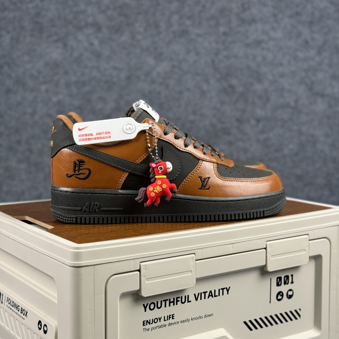 260 Nike Air Force 1'07 Low 马年限定 焦糖炭黑 空军一号低帮休闲板鞋 XY9025-009-Chinese UA Cheap High Quatity Brand Clothes Bags handbags Sneakers wholesale wholesaler seller from China Factory suppliers Fashion Clothing Shoes best Quality Beautiful Price 260 Nike Air Force 1'07 Low 马年限定 焦糖炭黑 空军一号低帮休闲板鞋 XY9025-009