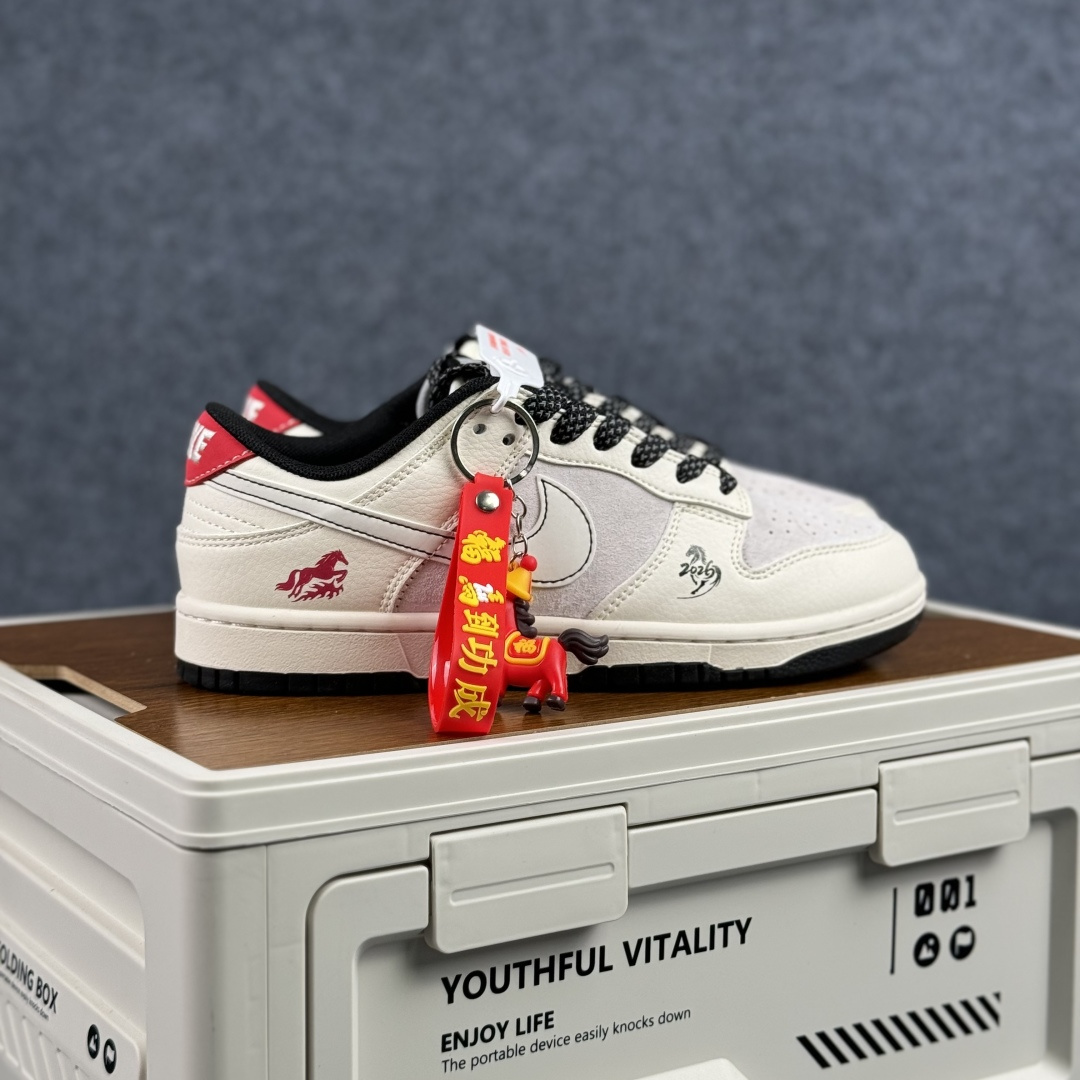 280 2026丙午马年专属Nike Dunk Low ZH2598-808惊艳亮相奶白主调铺陈出温柔的视觉基底-Chinese UA Cheap High Quatity Brand Clothes Bags handbags Sneakers wholesale wholesaler seller from China Factory suppliers Fashion Clothing Shoes best Quality Beautiful Price 280 2026丙午马年专属Nike Dunk Low ZH2598-808惊艳亮相奶白主调铺陈出温柔的视觉基底