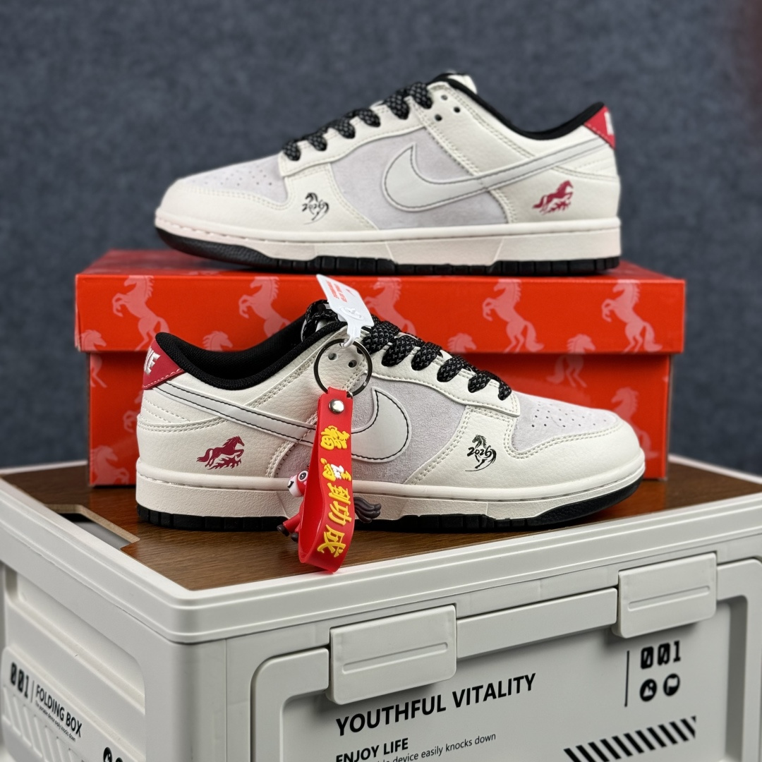 280 2026丙午马年专属Nike Dunk Low ZH2598-808惊艳亮相奶白主调铺陈出温柔的视觉基底-Chinese UA Cheap High Quatity Brand Clothes Bags handbags Sneakers wholesale wholesaler seller from China Factory suppliers Fashion Clothing Shoes best Quality Beautiful Price 280 2026丙午马年专属Nike Dunk Low ZH2598-808惊艳亮相奶白主调铺陈出温柔的视觉基底