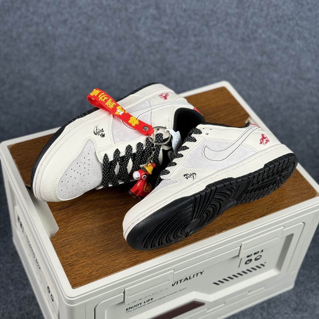 280 2026丙午马年专属Nike Dunk Low ZH2598-808惊艳亮相奶白主调铺陈出温柔的视觉基底-Chinese UA Cheap High Quatity Brand Clothes Bags handbags Sneakers wholesale wholesaler seller from China Factory suppliers Fashion Clothing Shoes best Quality Beautiful Price 280 2026丙午马年专属Nike Dunk Low ZH2598-808惊艳亮相奶白主调铺陈出温柔的视觉基底