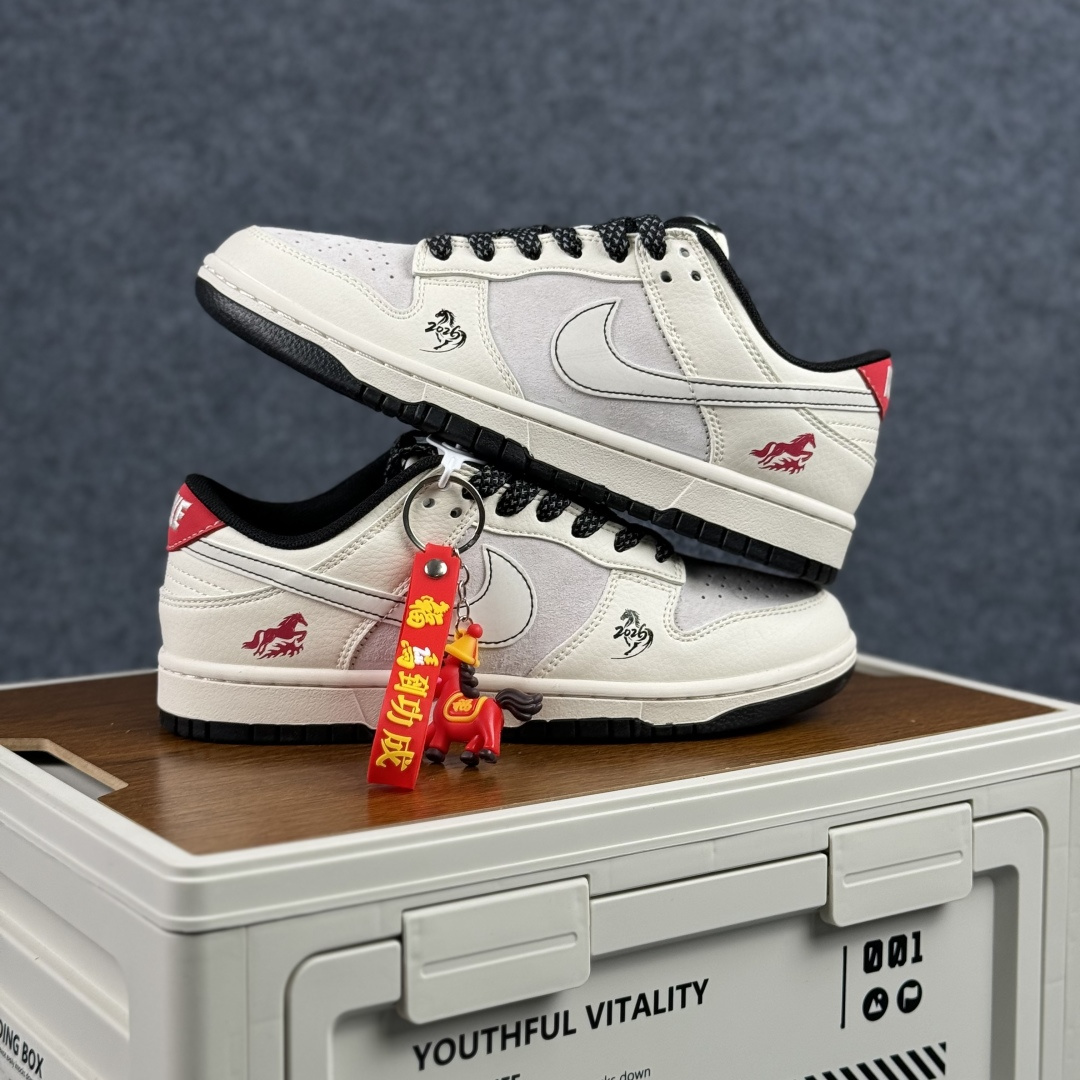 280 2026丙午马年专属Nike Dunk Low ZH2598-808惊艳亮相奶白主调铺陈出温柔的视觉基底-Chinese UA Cheap High Quatity Brand Clothes Bags handbags Sneakers wholesale wholesaler seller from China Factory suppliers Fashion Clothing Shoes best Quality Beautiful Price 280 2026丙午马年专属Nike Dunk Low ZH2598-808惊艳亮相奶白主调铺陈出温柔的视觉基底
