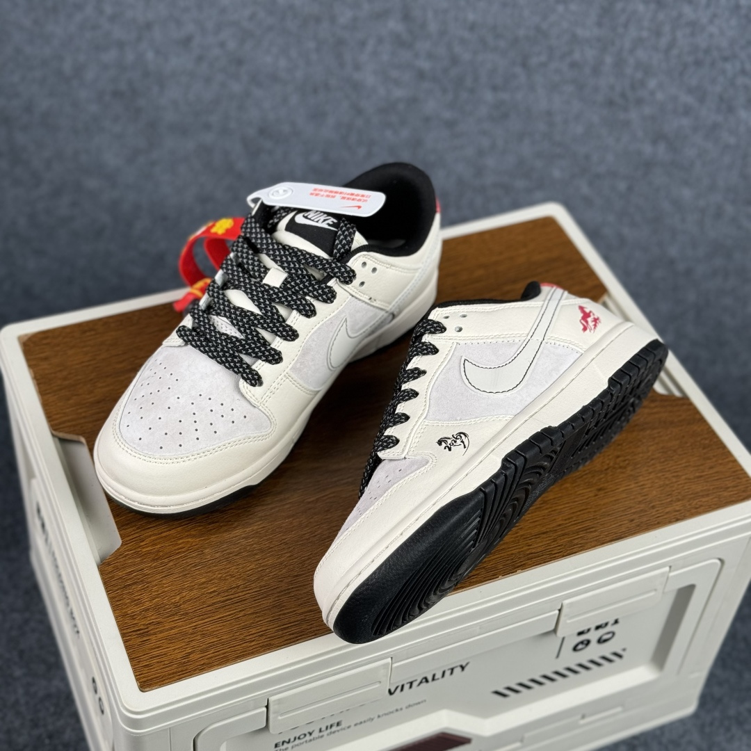 280 2026丙午马年专属Nike Dunk Low ZH2598-808惊艳亮相奶白主调铺陈出温柔的视觉基底-Chinese UA Cheap High Quatity Brand Clothes Bags handbags Sneakers wholesale wholesaler seller from China Factory suppliers Fashion Clothing Shoes best Quality Beautiful Price 280 2026丙午马年专属Nike Dunk Low ZH2598-808惊艳亮相奶白主调铺陈出温柔的视觉基底