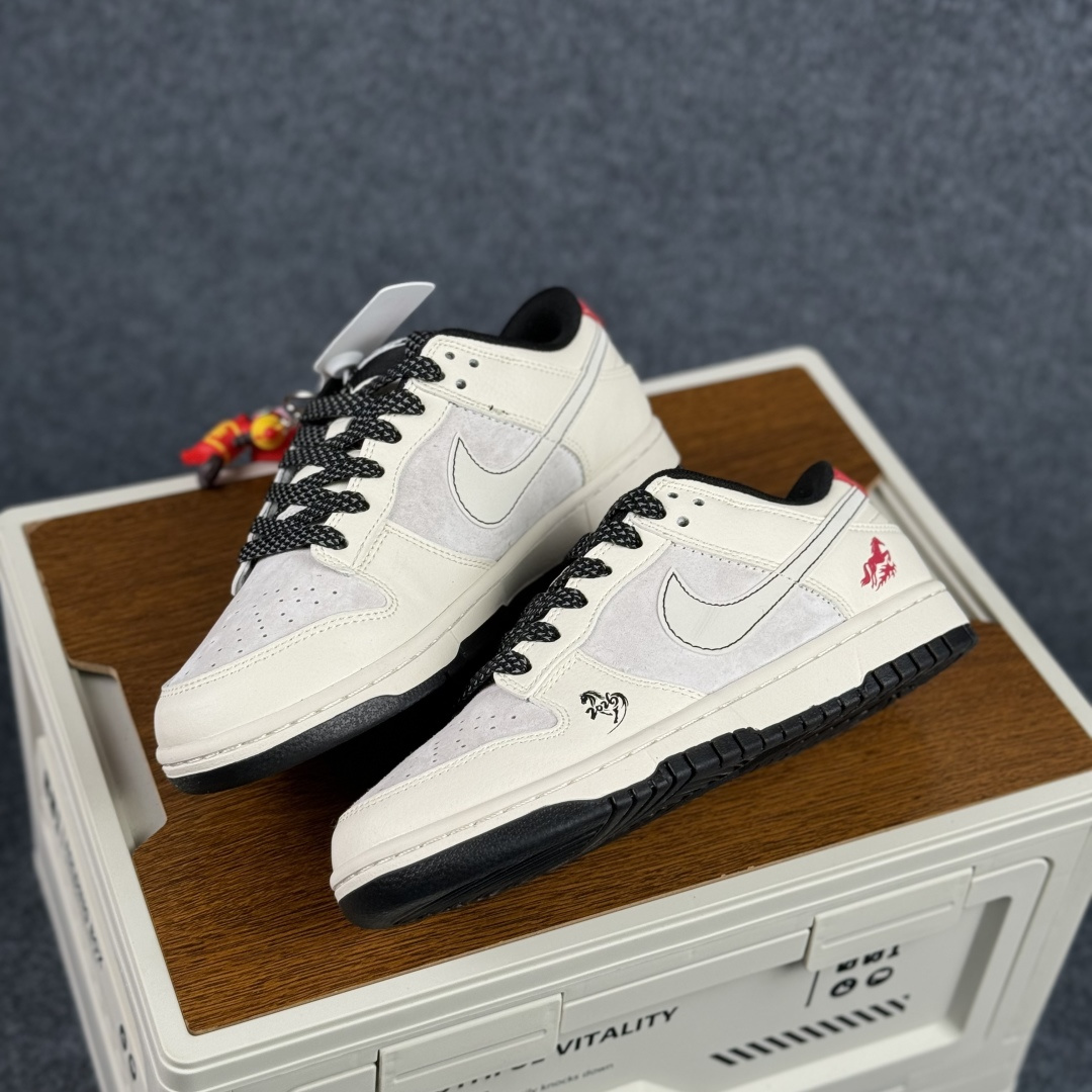 280 2026丙午马年专属Nike Dunk Low ZH2598-808惊艳亮相奶白主调铺陈出温柔的视觉基底-Chinese UA Cheap High Quatity Brand Clothes Bags handbags Sneakers wholesale wholesaler seller from China Factory suppliers Fashion Clothing Shoes best Quality Beautiful Price 280 2026丙午马年专属Nike Dunk Low ZH2598-808惊艳亮相奶白主调铺陈出温柔的视觉基底