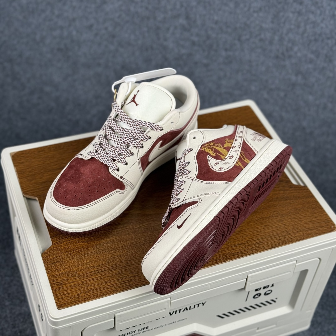 280 2026马年限定AJ1 Low直接戳中潮人审美酒红麂皮拼米白皮质 QL1988-005-Chinese UA Cheap High Quatity Brand Clothes Bags handbags Sneakers wholesale wholesaler seller from China Factory suppliers Fashion Clothing Shoes best Quality Beautiful Price 280 2026马年限定AJ1 Low直接戳中潮人审美酒红麂皮拼米白皮质 QL1988-005