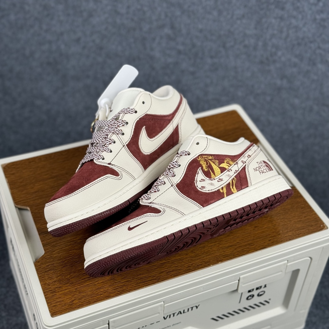 280 2026马年限定AJ1 Low直接戳中潮人审美酒红麂皮拼米白皮质 QL1988-005-Chinese UA Cheap High Quatity Brand Clothes Bags handbags Sneakers wholesale wholesaler seller from China Factory suppliers Fashion Clothing Shoes best Quality Beautiful Price 280 2026马年限定AJ1 Low直接戳中潮人审美酒红麂皮拼米白皮质 QL1988-005