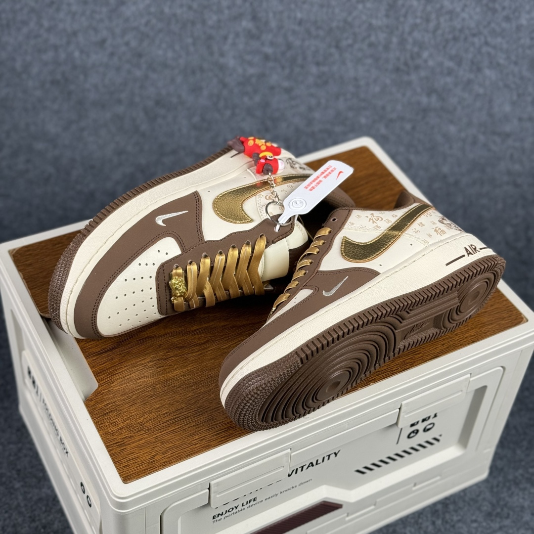 260 Nike Air Force 1'07 Low 马年限定 金棕纳福 空军一号低帮休闲板鞋 IQ1119-011-Chinese UA Cheap High Quatity Brand Clothes Bags handbags Sneakers wholesale wholesaler seller from China Factory suppliers Fashion Clothing Shoes best Quality Beautiful Price 260 Nike Air Force 1'07 Low 马年限定 金棕纳福 空军一号低帮休闲板鞋 IQ1119-011
