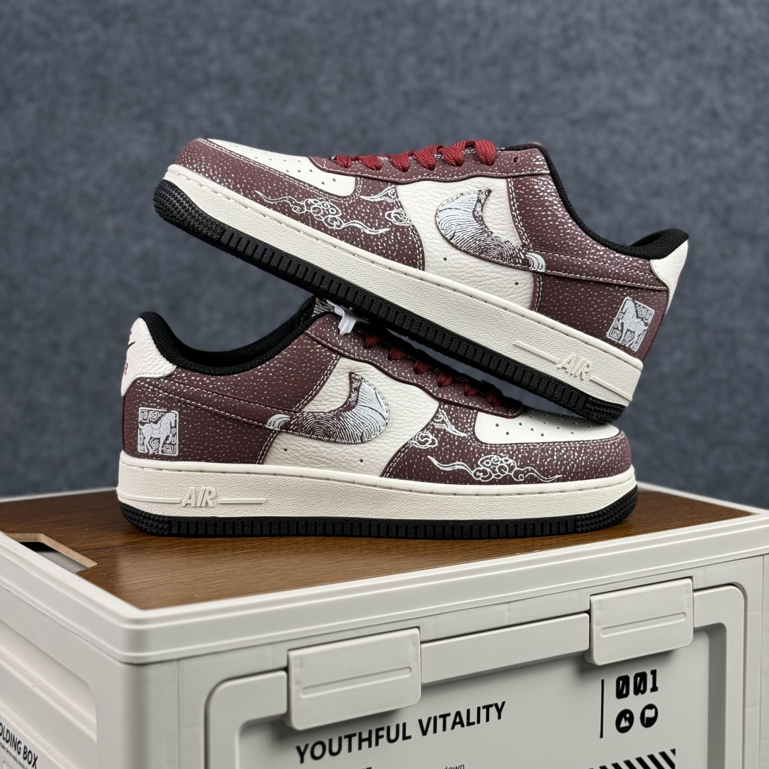 260 Nike Air Force 1 Low 2026 丙午马年限定款 Swoosh 标识融入中式线描马形图案 XA2001-903