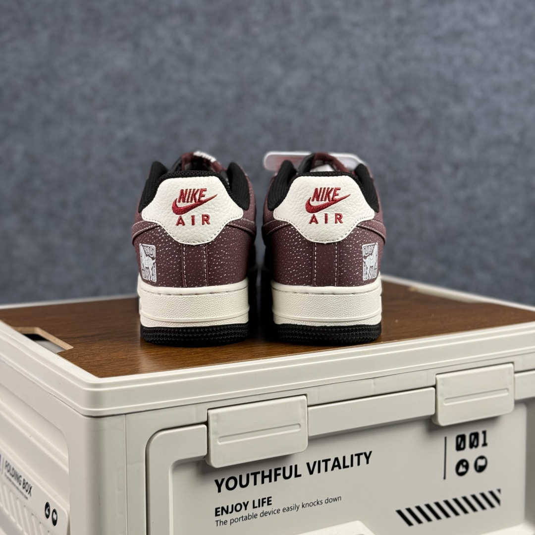 260 Nike Air Force 1 Low 2026 丙午马年限定款 Swoosh 标识融入中式线描马形图案 XA2001-903