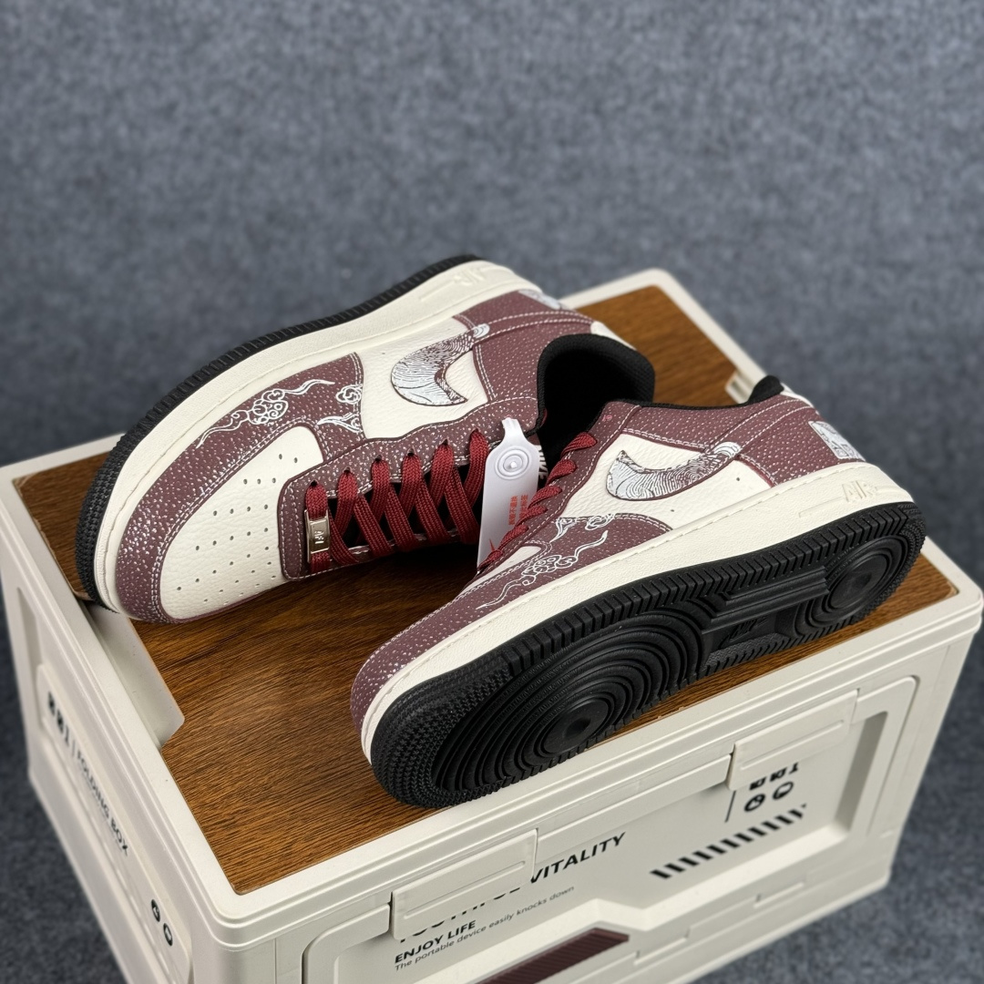260 Nike Air Force 1 Low 2026 丙午马年限定款 Swoosh 标识融入中式线描马形图案 XA2001-903