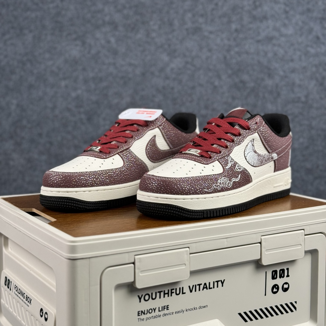 260 Nike Air Force 1 Low 2026 丙午马年限定款 Swoosh 标识融入中式线描马形图案 XA2001-903