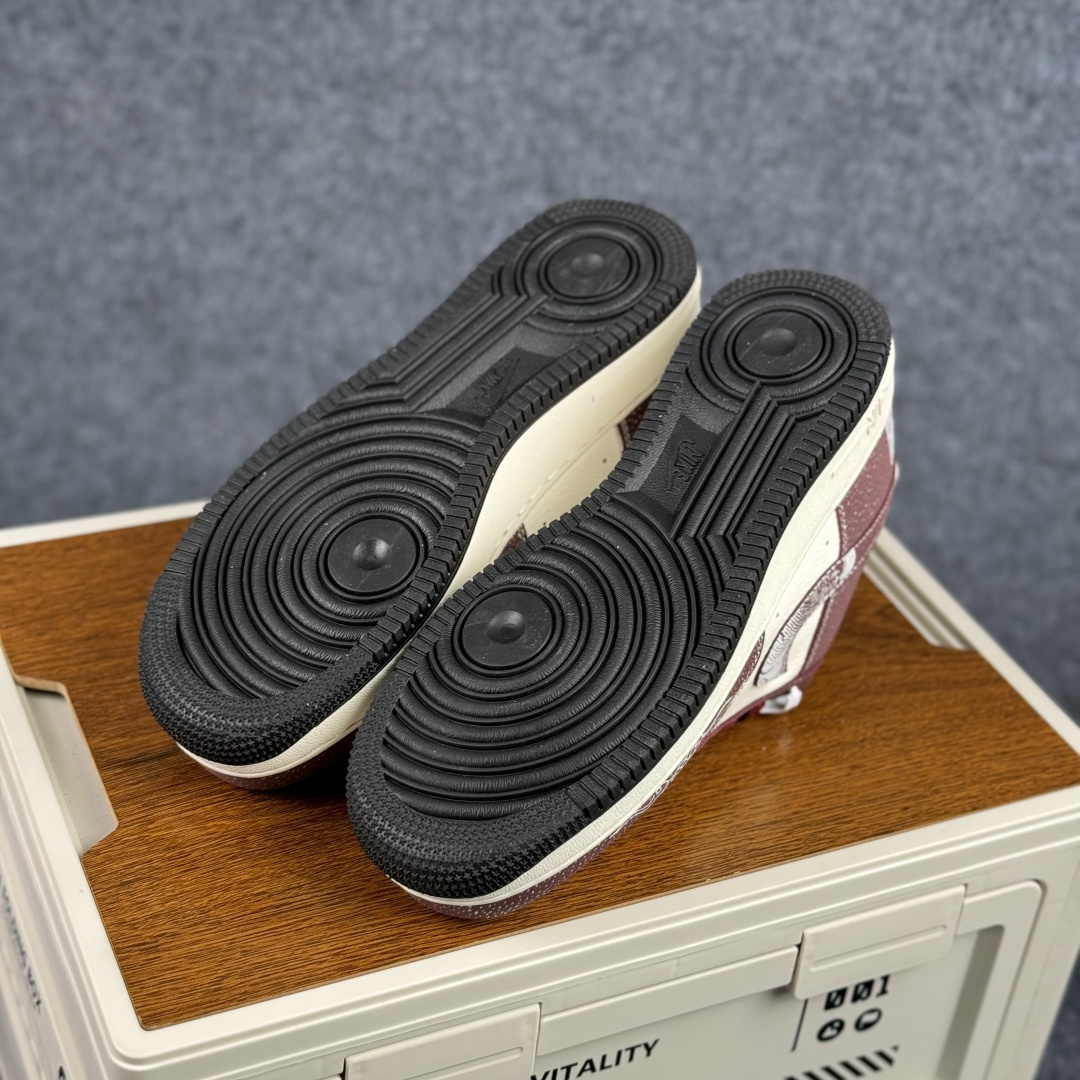 260 Nike Air Force 1 Low 2026 丙午马年限定款 Swoosh 标识融入中式线描马形图案 XA2001-903