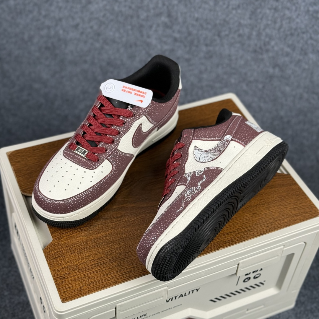 260 Nike Air Force 1 Low 2026 丙午马年限定款 Swoosh 标识融入中式线描马形图案 XA2001-903