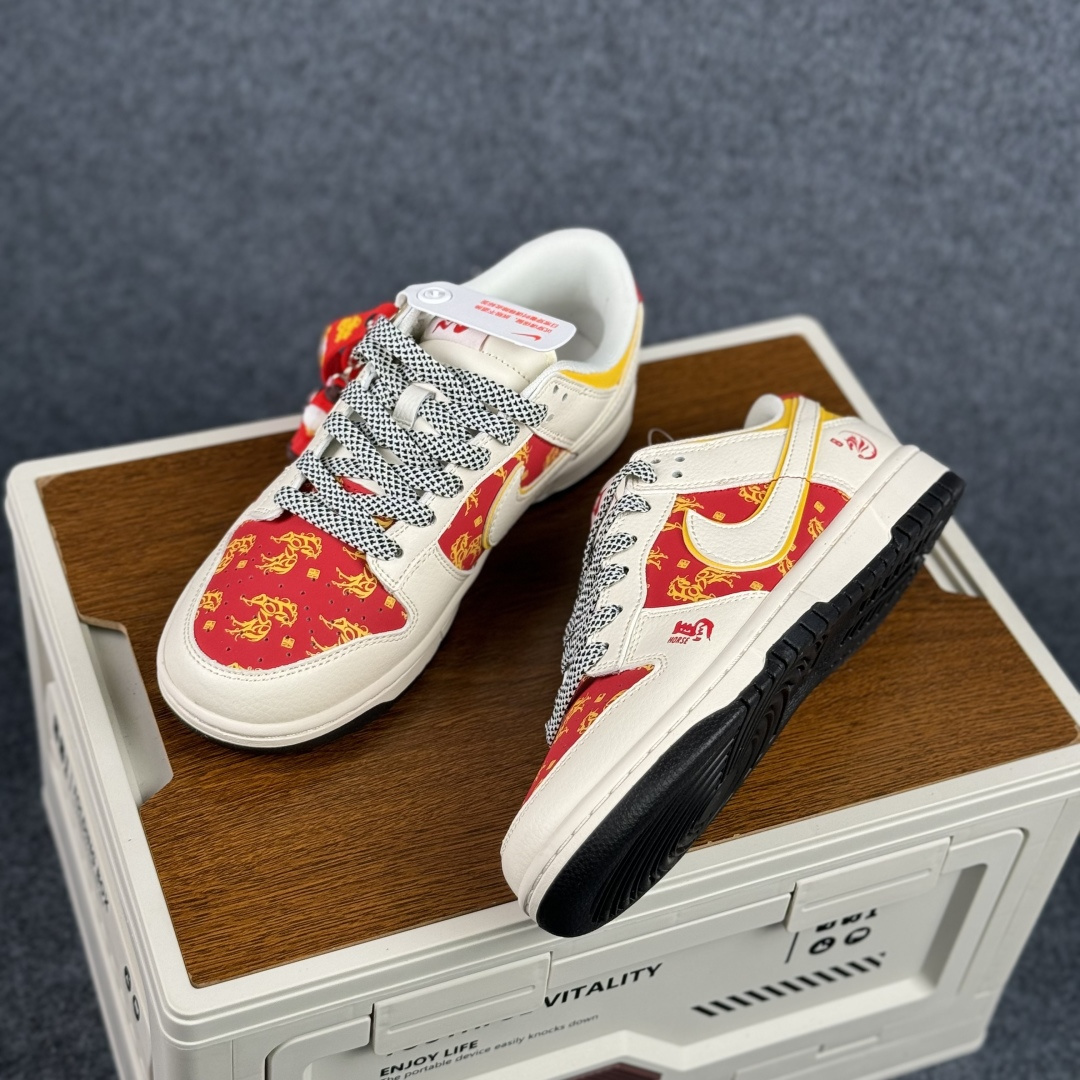 280 赤焰踏春,马到功成 | Nike Dunk Low 马年限定 当经典Dunk Low遇上马年祥瑞 FC1688-245-Chinese UA Cheap High Quatity Brand Clothes Bags handbags Sneakers wholesale wholesaler seller from China Factory suppliers Fashion Clothing Shoes best Quality Beautiful Price 280 赤焰踏春,马到功成 | Nike Dunk Low 马年限定 当经典Dunk Low遇上马年祥瑞 FC1688-245