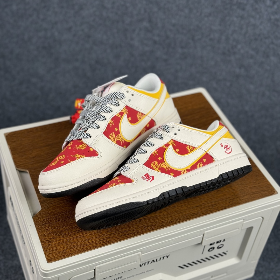 280 赤焰踏春,马到功成 | Nike Dunk Low 马年限定 当经典Dunk Low遇上马年祥瑞 FC1688-245-Chinese UA Cheap High Quatity Brand Clothes Bags handbags Sneakers wholesale wholesaler seller from China Factory suppliers Fashion Clothing Shoes best Quality Beautiful Price 280 赤焰踏春,马到功成 | Nike Dunk Low 马年限定 当经典Dunk Low遇上马年祥瑞 FC1688-245