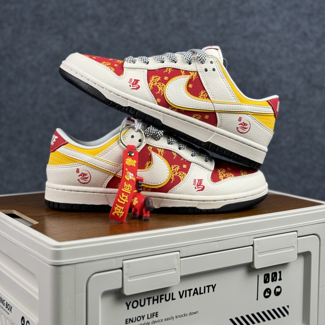 280 赤焰踏春,马到功成 | Nike Dunk Low 马年限定 当经典Dunk Low遇上马年祥瑞 FC1688-245-Chinese UA Cheap High Quatity Brand Clothes Bags handbags Sneakers wholesale wholesaler seller from China Factory suppliers Fashion Clothing Shoes best Quality Beautiful Price 280 赤焰踏春,马到功成 | Nike Dunk Low 马年限定 当经典Dunk Low遇上马年祥瑞 FC1688-245