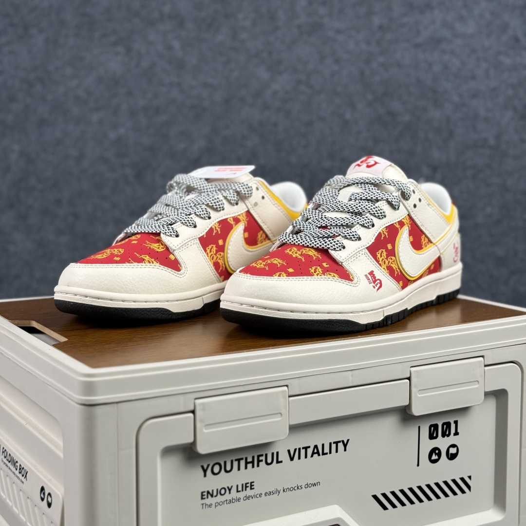 280 赤焰踏春,马到功成 | Nike Dunk Low 马年限定 当经典Dunk Low遇上马年祥瑞 FC1688-245-Chinese UA Cheap High Quatity Brand Clothes Bags handbags Sneakers wholesale wholesaler seller from China Factory suppliers Fashion Clothing Shoes best Quality Beautiful Price 280 赤焰踏春,马到功成 | Nike Dunk Low 马年限定 当经典Dunk Low遇上马年祥瑞 FC1688-245