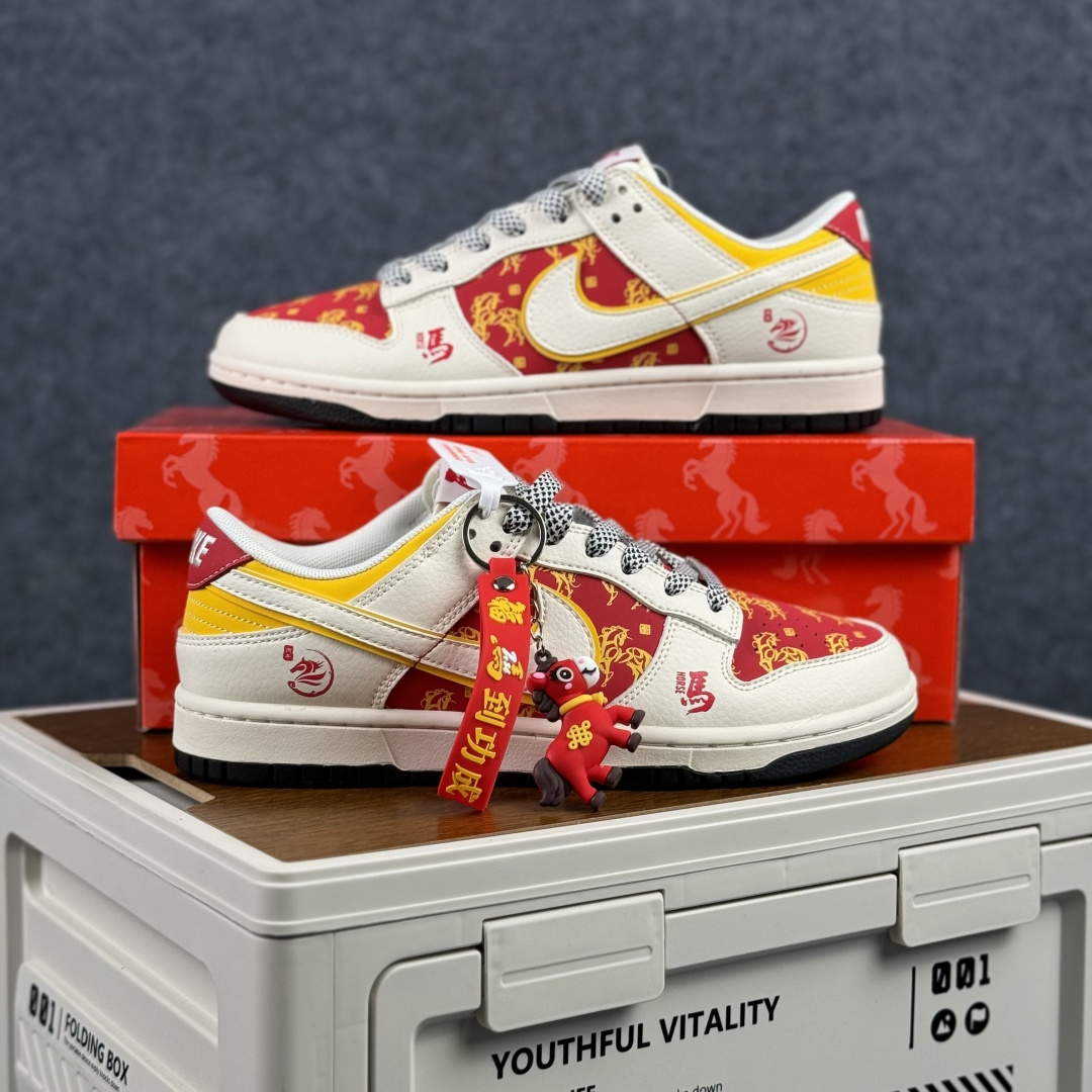 280 赤焰踏春,马到功成 | Nike Dunk Low 马年限定 当经典Dunk Low遇上马年祥瑞 FC1688-245-Chinese UA Cheap High Quatity Brand Clothes Bags handbags Sneakers wholesale wholesaler seller from China Factory suppliers Fashion Clothing Shoes best Quality Beautiful Price 280 赤焰踏春,马到功成 | Nike Dunk Low 马年限定 当经典Dunk Low遇上马年祥瑞 FC1688-245