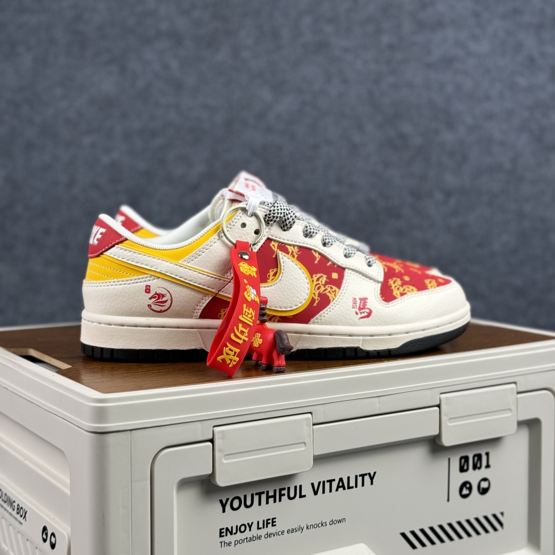280 赤焰踏春,马到功成 | Nike Dunk Low 马年限定 当经典Dunk Low遇上马年祥瑞 FC1688-245-Chinese UA Cheap High Quatity Brand Clothes Bags handbags Sneakers wholesale wholesaler seller from China Factory suppliers Fashion Clothing Shoes best Quality Beautiful Price 280 赤焰踏春,马到功成 | Nike Dunk Low 马年限定 当经典Dunk Low遇上马年祥瑞 FC1688-245