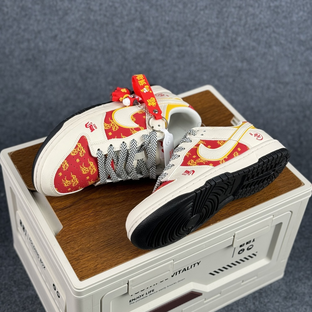 280 赤焰踏春,马到功成 | Nike Dunk Low 马年限定 当经典Dunk Low遇上马年祥瑞 FC1688-245-Chinese UA Cheap High Quatity Brand Clothes Bags handbags Sneakers wholesale wholesaler seller from China Factory suppliers Fashion Clothing Shoes best Quality Beautiful Price 280 赤焰踏春,马到功成 | Nike Dunk Low 马年限定 当经典Dunk Low遇上马年祥瑞 FC1688-245