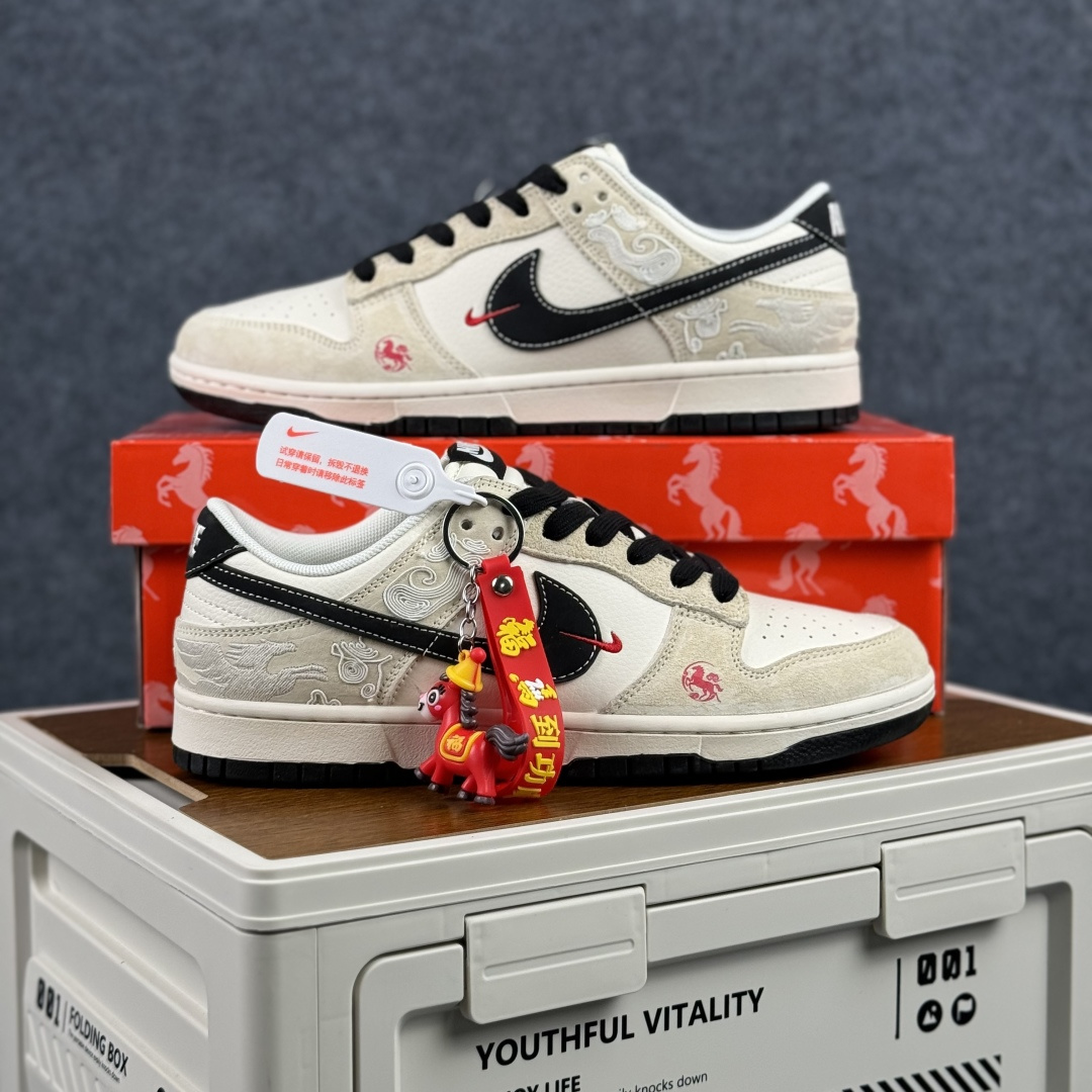 280 踏云而来,龙马精神 | Nike Dunk Low 马年限定 当经典Dunk Low遇上东方祥瑞 ZH2598-802-Chinese UA Cheap High Quatity Brand Clothes Bags handbags Sneakers wholesale wholesaler seller from China Factory suppliers Fashion Clothing Shoes best Quality Beautiful Price 280 踏云而来,龙马精神 | Nike Dunk Low 马年限定 当经典Dunk Low遇上东方祥瑞 ZH2598-802