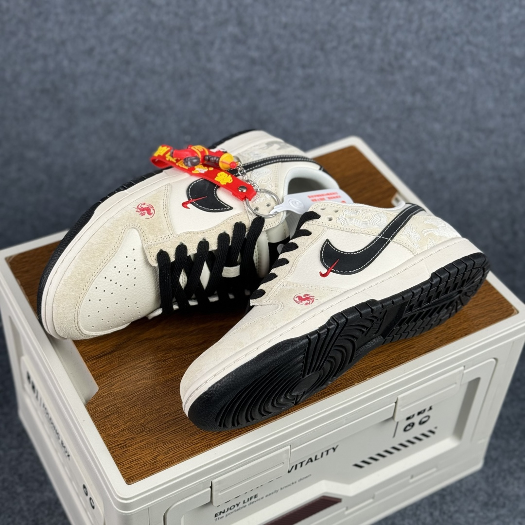 280 踏云而来,龙马精神 | Nike Dunk Low 马年限定 当经典Dunk Low遇上东方祥瑞 ZH2598-802-Chinese UA Cheap High Quatity Brand Clothes Bags handbags Sneakers wholesale wholesaler seller from China Factory suppliers Fashion Clothing Shoes best Quality Beautiful Price 280 踏云而来,龙马精神 | Nike Dunk Low 马年限定 当经典Dunk Low遇上东方祥瑞 ZH2598-802