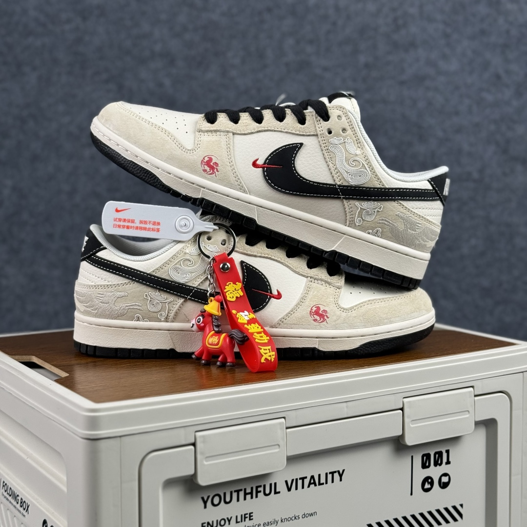 280 踏云而来,龙马精神 | Nike Dunk Low 马年限定 当经典Dunk Low遇上东方祥瑞 ZH2598-802-Chinese UA Cheap High Quatity Brand Clothes Bags handbags Sneakers wholesale wholesaler seller from China Factory suppliers Fashion Clothing Shoes best Quality Beautiful Price 280 踏云而来,龙马精神 | Nike Dunk Low 马年限定 当经典Dunk Low遇上东方祥瑞 ZH2598-802