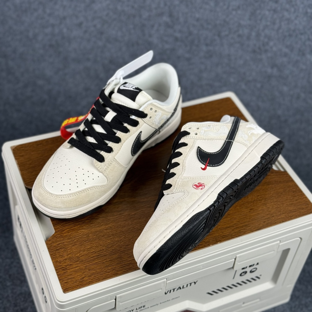 280 踏云而来,龙马精神 | Nike Dunk Low 马年限定 当经典Dunk Low遇上东方祥瑞 ZH2598-802-Chinese UA Cheap High Quatity Brand Clothes Bags handbags Sneakers wholesale wholesaler seller from China Factory suppliers Fashion Clothing Shoes best Quality Beautiful Price 280 踏云而来,龙马精神 | Nike Dunk Low 马年限定 当经典Dunk Low遇上东方祥瑞 ZH2598-802